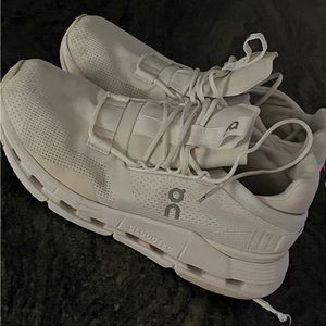 White women’s on cloud tennis shoe’s. Size 8 good condition.